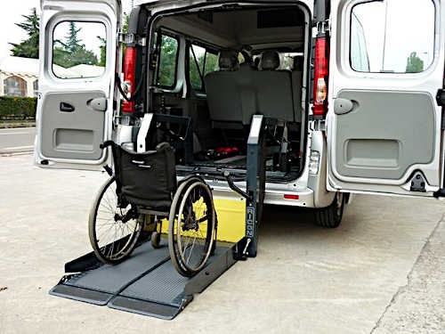 taxi con pedana sollevatrice per disabili su sedia a rotelle