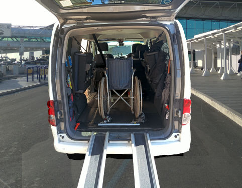 Veicolo accessibile con rampa di salita per carrozzina – Roma