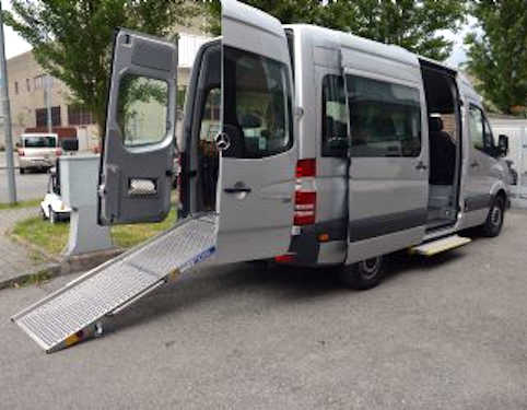 taxi per disabili attrezzato con rampa di salita