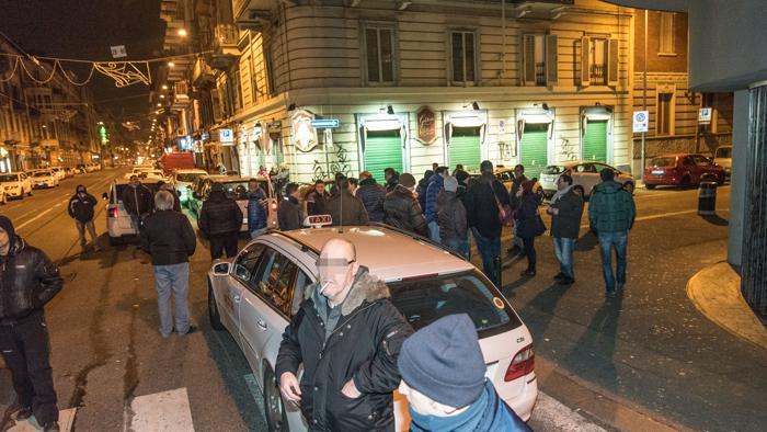 protesta dei taxi contro gli abusivi al teatro Colosseo